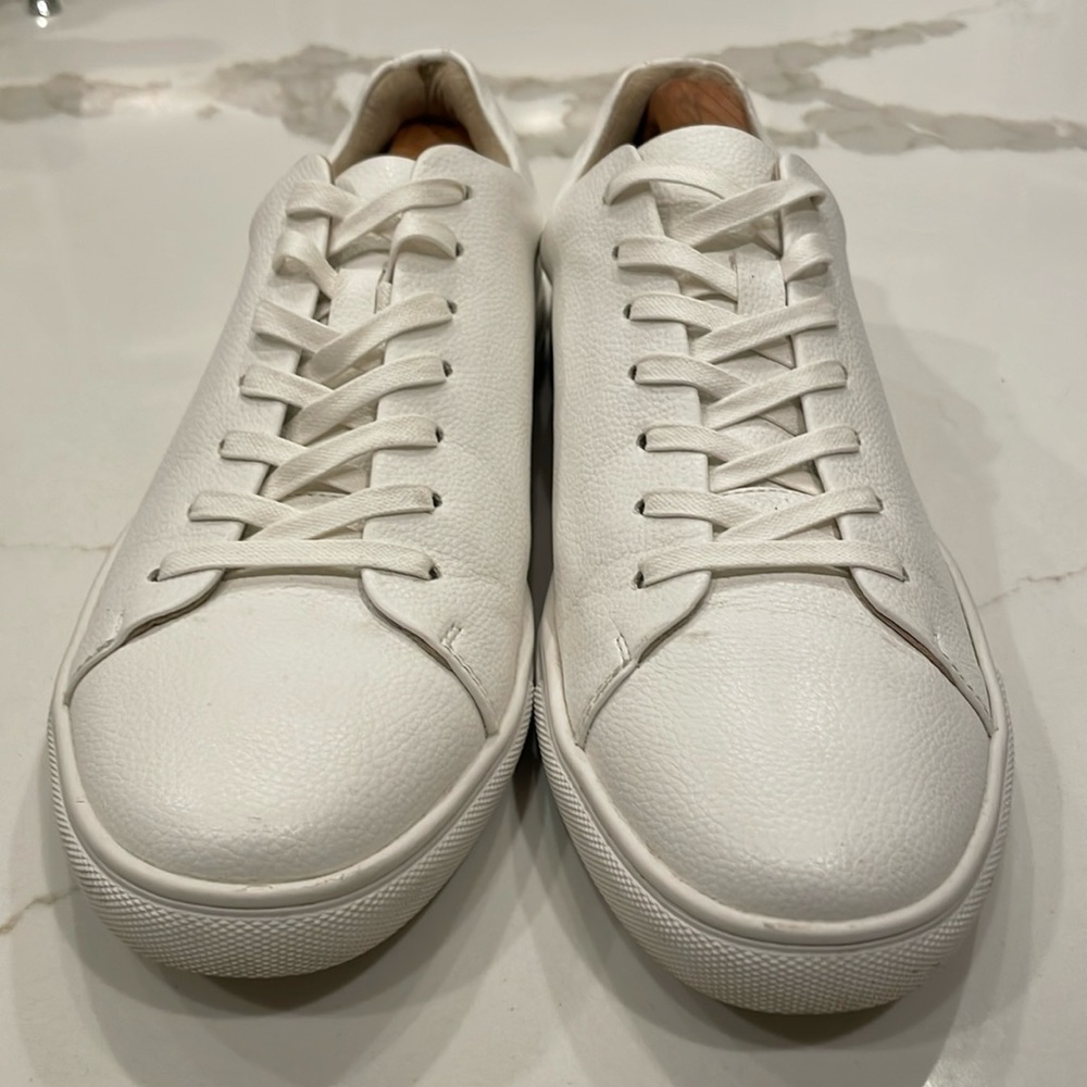White sneaker. Unlisted by Kenneth Cole. Size 9